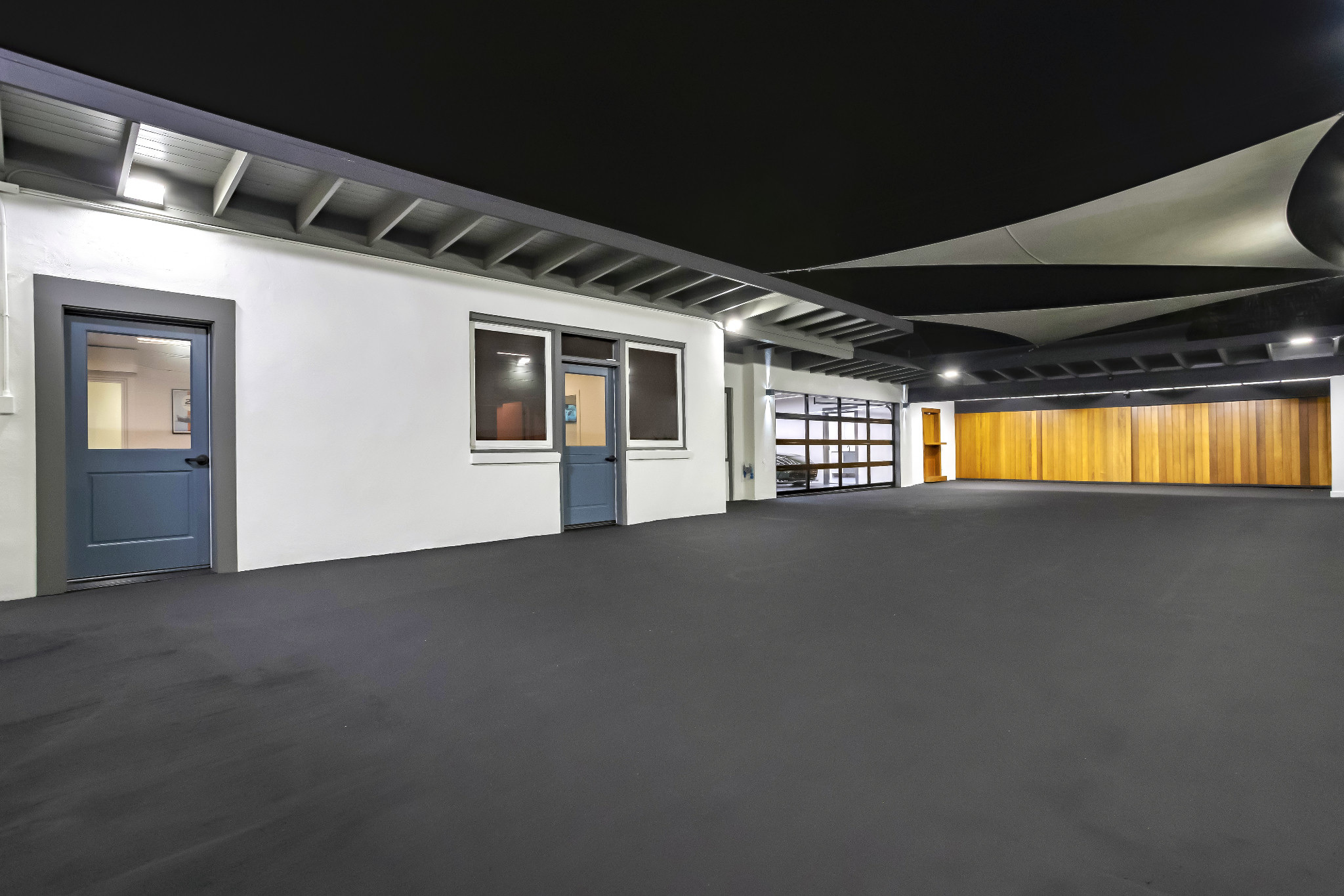 Private display court with the full wood wall closed