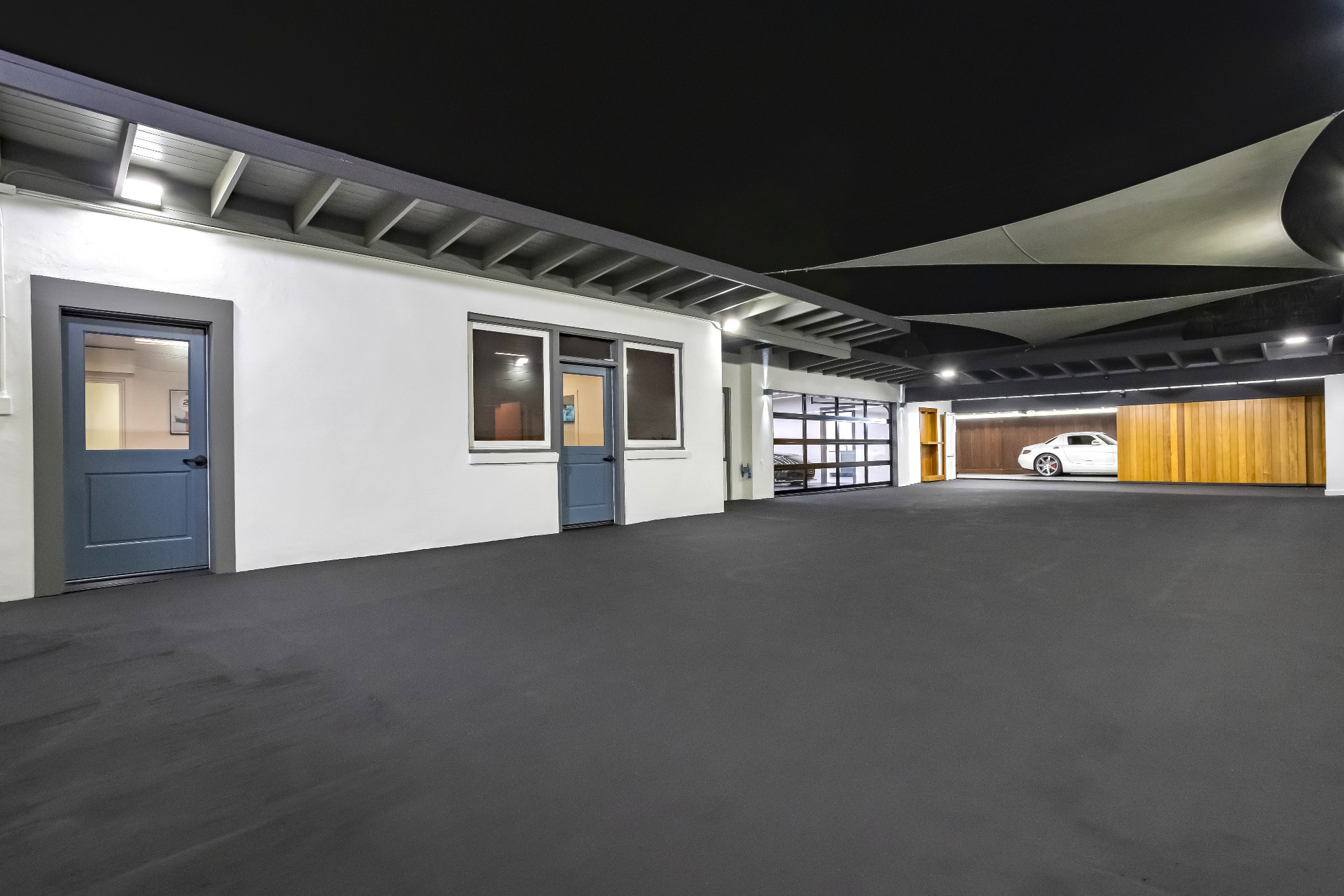 Private display court with the wood wall open